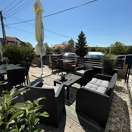 Rose 14 Food & Apartamento *